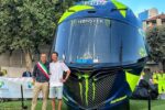 Valentino Rossi di Beri Helm Raksasa 400 Kilogram