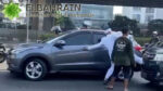 Viral Aksi Pengantin Pria Ngamuk Hingga Tendang Mobil di Jaksel Baru-baru ini, media sosial di ramaikan video yang menampilkan pengantin pria marah-marah ke pemobil lain di Cilandak, Jakarta Selatan.