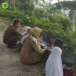 Kala Siswa SD di Agam Naik Bukit untuk Ujian Online demi Sinyal