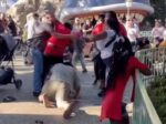 Viral! Sekelompok Pria dan Wanita Berkelahi di Disneyland, Saling Pukul di Depan Anak-Anak